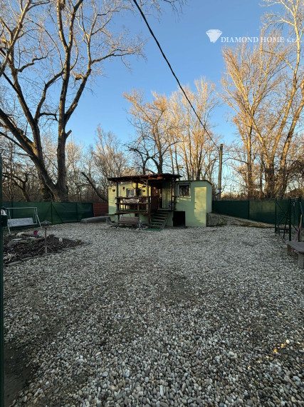 Len u nás!Chata na predaj priamo pri brehu ideálne pre rybárov ako aj na oddych v Gabčíkovo,Prístav