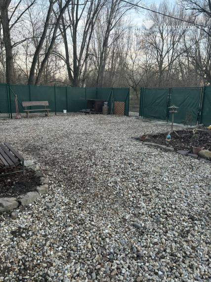 Len u nás!Chata na predaj priamo pri brehu ideálne pre rybárov ako aj na oddych v Gabčíkovo,Prístav