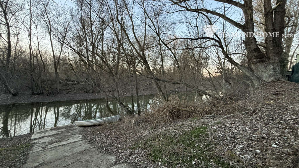 Len u nás!Chata na predaj priamo pri brehu ideálne pre rybárov ako aj na oddych v Gabčíkovo,Prístav