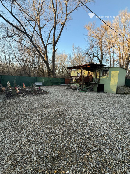 Len u nás!Chata na predaj priamo pri brehu ideálne pre rybárov ako aj na oddych v Gabčíkovo,Prístav