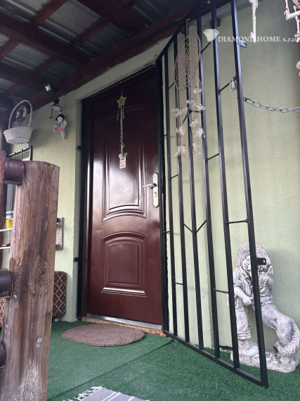 Len u nás!Chata na predaj priamo pri brehu ideálne pre rybárov ako aj na oddych v Gabčíkovo,Prístav