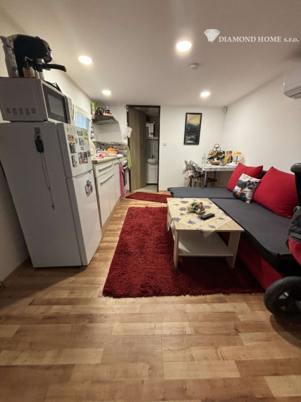 Len u nás!Chata na predaj priamo pri brehu ideálne pre rybárov ako aj na oddych v Gabčíkovo,Prístav