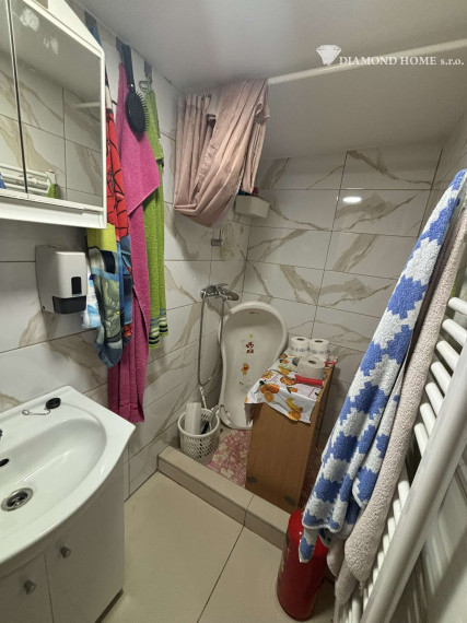 Len u nás!Chata na predaj priamo pri brehu ideálne pre rybárov ako aj na oddych v Gabčíkovo,Prístav