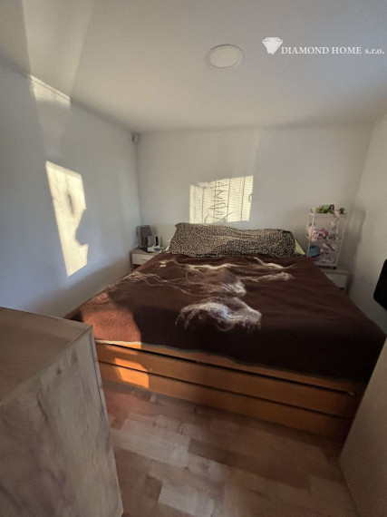 Len u nás!Chata na predaj priamo pri brehu ideálne pre rybárov ako aj na oddych v Gabčíkovo,Prístav