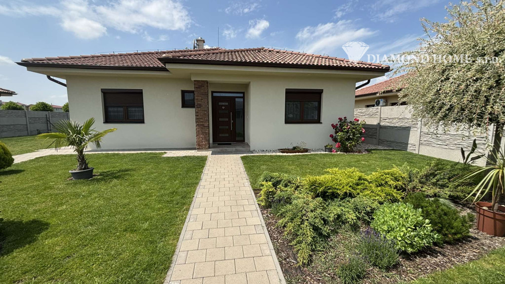 Rezervovaný/Kúsok od R7 DIAMOND HOME s.r.o. ponúka Vám na predaj krásnu novostavbu 4 izbového rodinného domu v obci Veľké Blahovo