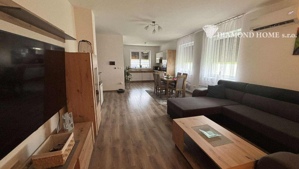 Rezervovaný/ Kúsok od R7 DIAMOND HOME s.r.o. ponúka Vám na predaj krásnu novostavbu 4 izbového rodinného domu v obci Veľké Blahovo