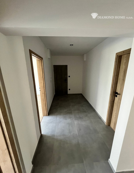 DIAMOND HOME s.sr.o. ponúka Vám pekne rekonštruovaný veľkometrážny 3 izbový byt v Dunajskej Strede