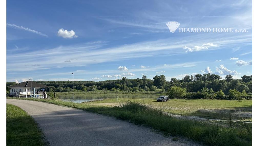 DIAMOND HOME s.r.o ponúka Vám na predaj celoročne obývateľnú chatu v Gabčíkovo prístav v priamo pri  Dunaji chatovej oblasti