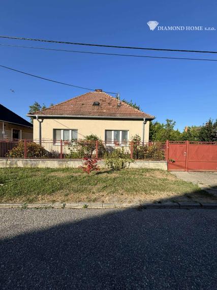 Rezervovaný/DIAMOND HOME s . r. o. ponúka Vám na predaj 3-izbový rodinný dom v obci Trhová Hradská