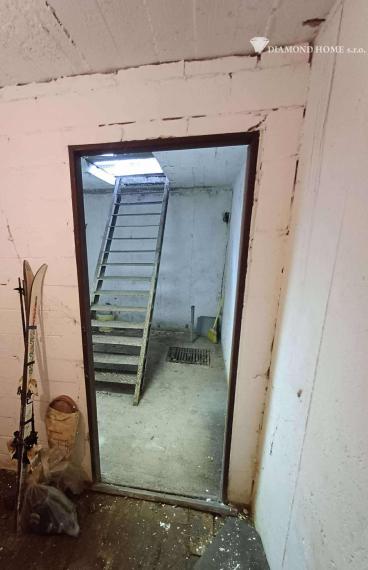 Len u Nás!DIAMOND HOME s.r.o.  ponúka Vám na predaj 3 izbový byt s garážou v ktorom sa nachádza pivnica len pár krokov od centra mesta Dunajskej Stredy, ul. Jilemnického