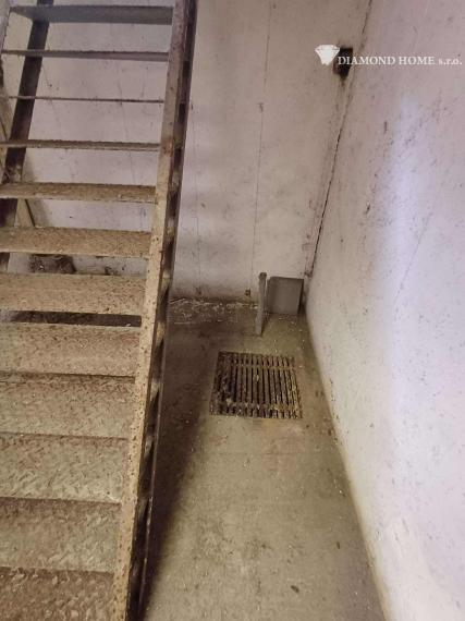 Len u Nás!DIAMOND HOME s.r.o.  ponúka Vám na predaj 3 izbový byt s garážou v ktorom sa nachádza pivnica len pár krokov od centra mesta Dunajskej Stredy, ul. Jilemnického