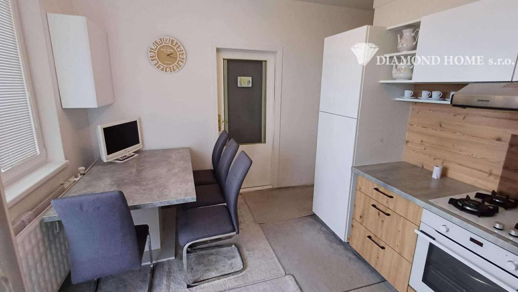 Len u Nás!DIAMOND HOME s.r.o.  ponúka Vám na predaj 3 izbový byt s garážou v ktorom sa nachádza pivnica len pár krokov od centra mesta Dunajskej Stredy, ul. Jilemnického