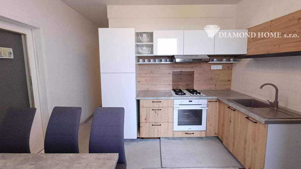 Len u Nás!DIAMOND HOME s.r.o.  ponúka Vám na predaj 3 izbový byt s garážou v ktorom sa nachádza pivnica len pár krokov od centra mesta Dunajskej Stredy, ul. Jilemnického
