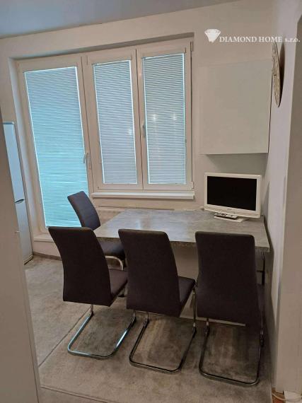 Len u Nás!DIAMOND HOME s.r.o.  ponúka Vám na predaj 3 izbový byt s garážou v ktorom sa nachádza pivnica len pár krokov od centra mesta Dunajskej Stredy, ul. Jilemnického