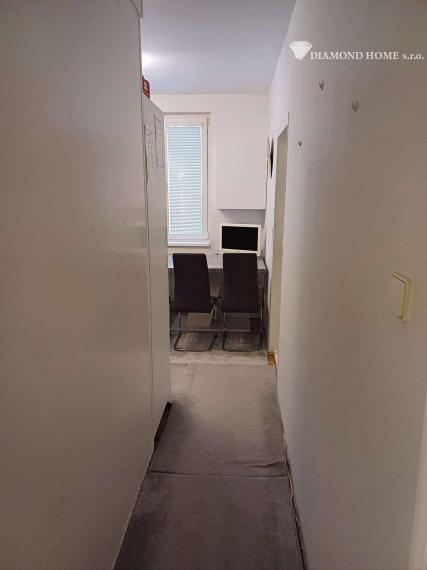 Len u Nás!DIAMOND HOME s.r.o.  ponúka Vám na predaj 3 izbový byt s garážou v ktorom sa nachádza pivnica len pár krokov od centra mesta Dunajskej Stredy, ul. Jilemnického