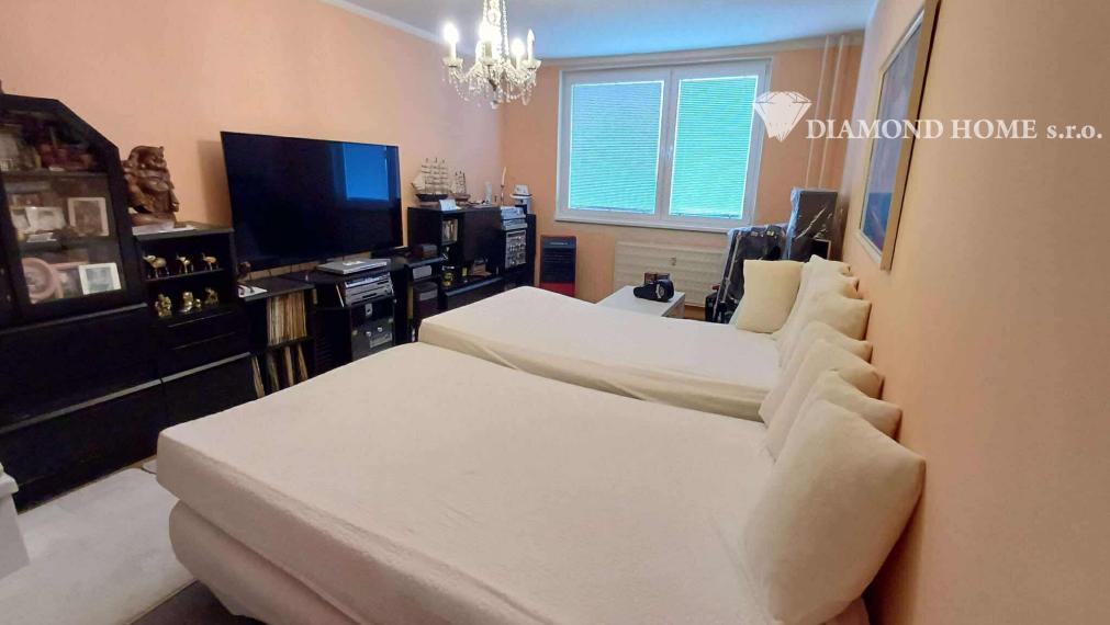 Len u Nás!DIAMOND HOME s.r.o.  ponúka Vám na predaj 3 izbový byt s garážou v ktorom sa nachádza pivnica len pár krokov od centra mesta Dunajskej Stredy, ul. Jilemnického