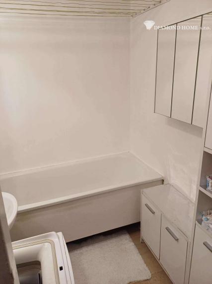 Len u Nás!DIAMOND HOME s.r.o.  ponúka Vám na predaj 3 izbový byt s garážou v ktorom sa nachádza pivnica len pár krokov od centra mesta Dunajskej Stredy, ul. Jilemnického