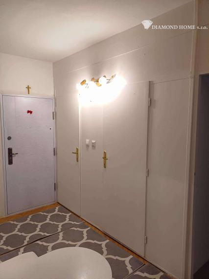 Len u Nás!DIAMOND HOME s.r.o.  ponúka Vám na predaj 3 izbový byt s garážou v ktorom sa nachádza pivnica len pár krokov od centra mesta Dunajskej Stredy, ul. Jilemnického