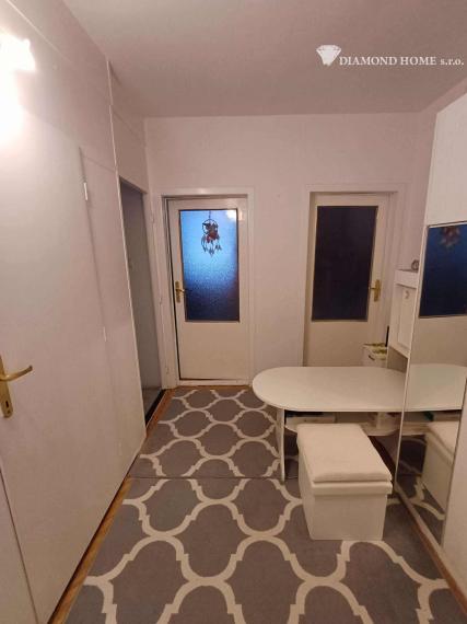 Len u Nás!DIAMOND HOME s.r.o.  ponúka Vám na predaj 3 izbový byt s garážou v ktorom sa nachádza pivnica len pár krokov od centra mesta Dunajskej Stredy, ul. Jilemnického