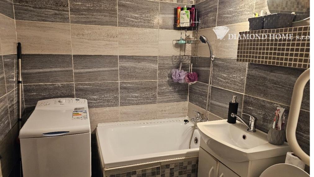 Rezervovaný/DIAMOND HOME s.r.o , ponúka Vám na predaj 1 izbový byt v meste Dunajskej Stredy, ulica Nám.SNP.