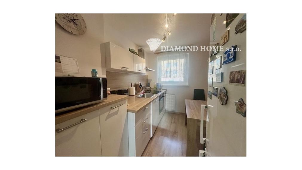 DIAMOND HOME s.r.o. ponúka Vám na predaj 3 izbový byt len pár krokov od centra mesta Dunajskej Stredy na Radničnom Námestí.