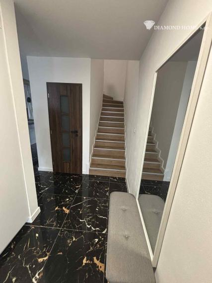 DIAMOND HOME s.r.o. ponúka Vám na predaj krásnu novostavbu trojpodlažného rodinného domu zo záhradkou a parkovacím státím pre 2 autá v centre mesta Kolárovo pre náročných klientov.