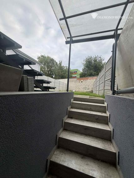 DIAMOND HOME s.r.o. ponúka Vám na predaj krásnu novostavbu trojpodlažného rodinného domu zo záhradkou a parkovacím státím pre 2 autá v centre mesta Kolárovo pre náročných klientov.