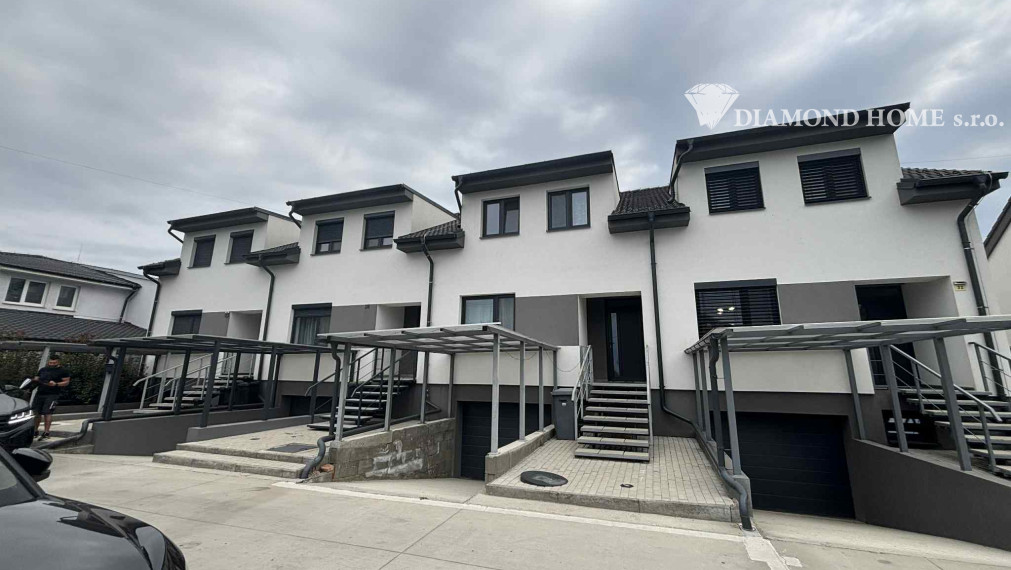 DIAMOND HOME s.r.o. ponúka Vám na predaj krásnu novostavbu trojpodlažného rodinného domu zo záhradkou a parkovacím státím pre 2 autá v centre mesta Kolárovo pre náročných klientov.