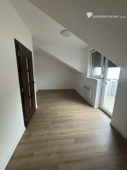 DIAMOND HOME s.r.o. ponúka Vám na predaj krásnu novostavbu trojpodlažného rodinného domu zo záhradkou a parkovacím státím pre 2 autá v centre mesta Kolárovo pre náročných klientov.