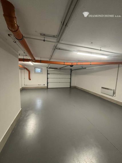 DIAMOND HOME s.r.o. ponúka Vám na predaj krásnu novostavbu trojpodlažného rodinného domu zo záhradkou a parkovacím státím pre 2 autá v centre mesta Kolárovo pre náročných klientov.