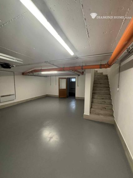 DIAMOND HOME s.r.o. ponúka Vám na predaj krásnu novostavbu trojpodlažného rodinného domu zo záhradkou a parkovacím státím pre 2 autá v centre mesta Kolárovo pre náročných klientov.