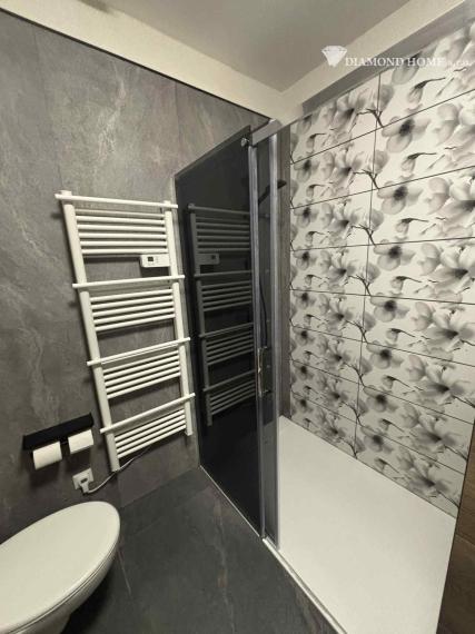 DIAMOND HOME s.r.o. ponúka Vám na predaj krásnu novostavbu trojpodlažného rodinného domu zo záhradkou a parkovacím státím pre 2 autá v centre mesta Kolárovo pre náročných klientov.