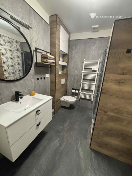 DIAMOND HOME s.r.o. ponúka Vám na predaj krásnu novostavbu trojpodlažného rodinného domu zo záhradkou a parkovacím státím pre 2 autá v centre mesta Kolárovo pre náročných klientov.