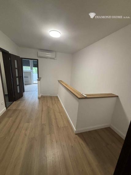 DIAMOND HOME s.r.o. ponúka Vám na predaj krásnu novostavbu trojpodlažného rodinného domu zo záhradkou a parkovacím státím pre 2 autá v centre mesta Kolárovo pre náročných klientov.