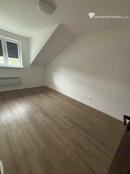 DIAMOND HOME s.r.o. ponúka Vám na predaj krásnu novostavbu trojpodlažného rodinného domu zo záhradkou a parkovacím státím pre 2 autá v centre mesta Kolárovo pre náročných klientov.