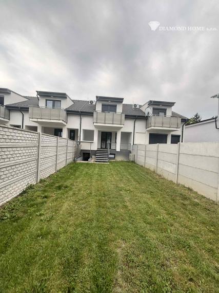 DIAMOND HOME s.r.o. ponúka Vám na predaj krásnu novostavbu trojpodlažného rodinného domu zo záhradkou a parkovacím státím pre 2 autá v centre mesta Kolárovo pre náročných klientov.