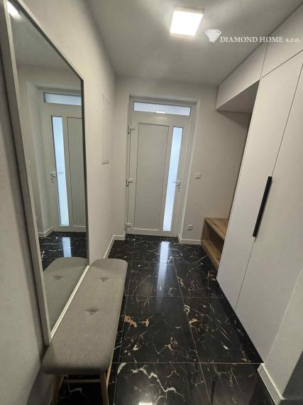 DIAMOND HOME s.r.o. ponúka Vám na predaj krásnu novostavbu trojpodlažného rodinného domu zo záhradkou a parkovacím státím pre 2 autá v centre mesta Kolárovo pre náročných klientov.