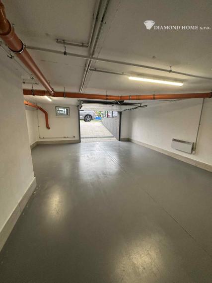 DIAMOND HOME s.r.o. ponúka Vám na predaj krásnu novostavbu trojpodlažného rodinného domu zo záhradkou a parkovacím státím pre 2 autá v centre mesta Kolárovo pre náročných klientov.