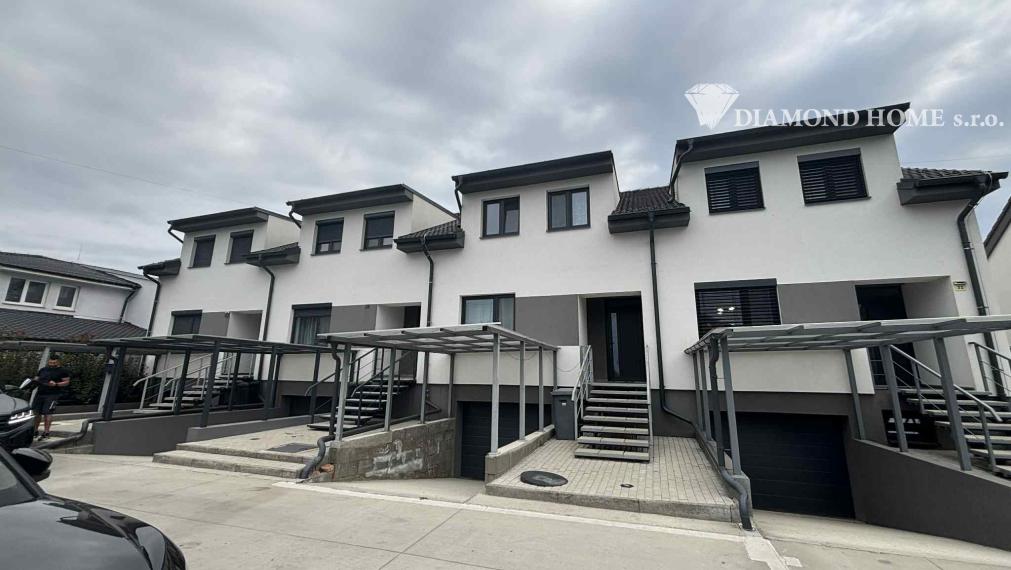 DIAMOND HOME s.r.o. ponúka Vám na predaj krásnu novostavbu trojpodlažného rodinného domu zo záhradkou a parkovacím státím pre 2 autá v centre mesta Kolárovo pre náročných klientov.