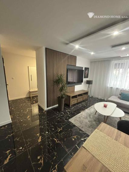 DIAMOND HOME s.r.o. ponúka Vám na predaj krásnu novostavbu trojpodlažného rodinného domu zo záhradkou a parkovacím státím pre 2 autá v centre mesta Kolárovo pre náročných klientov.