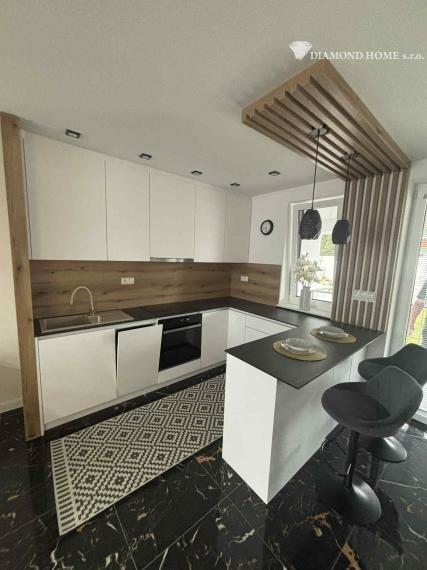 DIAMOND HOME s.r.o. ponúka Vám na predaj krásnu novostavbu trojpodlažného rodinného domu zo záhradkou a parkovacím státím pre 2 autá v centre mesta Kolárovo pre náročných klientov.