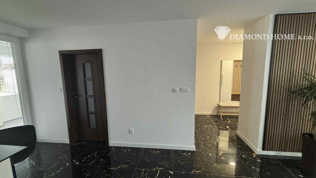 DIAMOND HOME s.r.o. ponúka Vám na predaj krásnu novostavbu trojpodlažného rodinného domu zo záhradkou a parkovacím státím pre 2 autá v centre mesta Kolárovo pre náročných klientov.