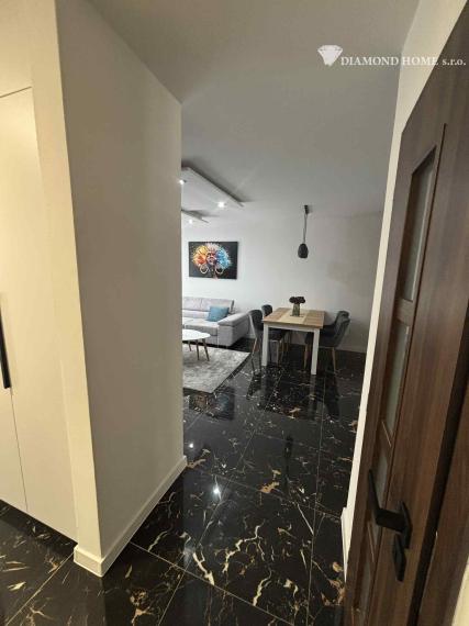 DIAMOND HOME s.r.o. ponúka Vám na predaj krásnu novostavbu trojpodlažného rodinného domu zo záhradkou a parkovacím státím pre 2 autá v centre mesta Kolárovo pre náročných klientov.