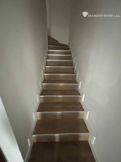 DIAMOND HOME s.r.o. ponúka Vám na predaj krásnu novostavbu trojpodlažného rodinného domu zo záhradkou a parkovacím státím pre 2 autá v centre mesta Kolárovo pre náročných klientov.
