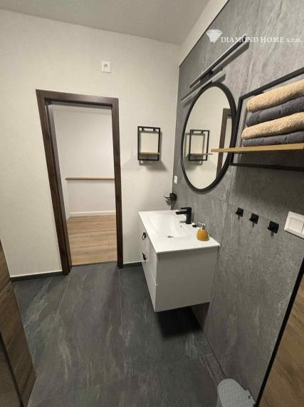 DIAMOND HOME s.r.o. ponúka Vám na predaj krásnu novostavbu trojpodlažného rodinného domu zo záhradkou a parkovacím státím pre 2 autá v centre mesta Kolárovo pre náročných klientov.