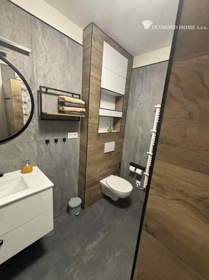 DIAMOND HOME s.r.o. ponúka Vám na predaj krásnu novostavbu trojpodlažného rodinného domu zo záhradkou a parkovacím státím pre 2 autá v centre mesta Kolárovo pre náročných klientov.