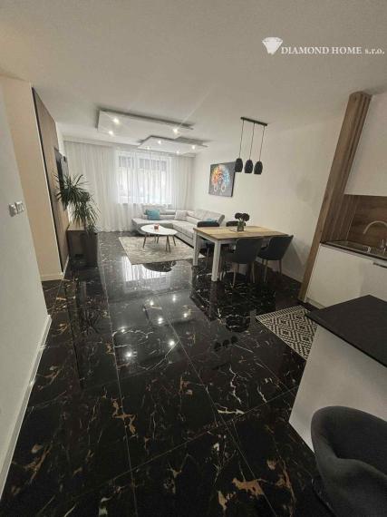 DIAMOND HOME s.r.o. ponúka Vám na predaj krásnu novostavbu trojpodlažného rodinného domu zo záhradkou a parkovacím státím pre 2 autá v centre mesta Kolárovo pre náročných klientov.