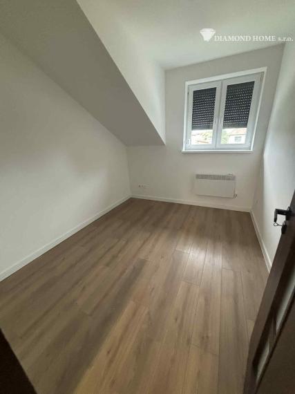 DIAMOND HOME s.r.o. ponúka Vám na predaj krásnu novostavbu trojpodlažného rodinného domu zo záhradkou a parkovacím státím pre 2 autá v centre mesta Kolárovo pre náročných klientov.