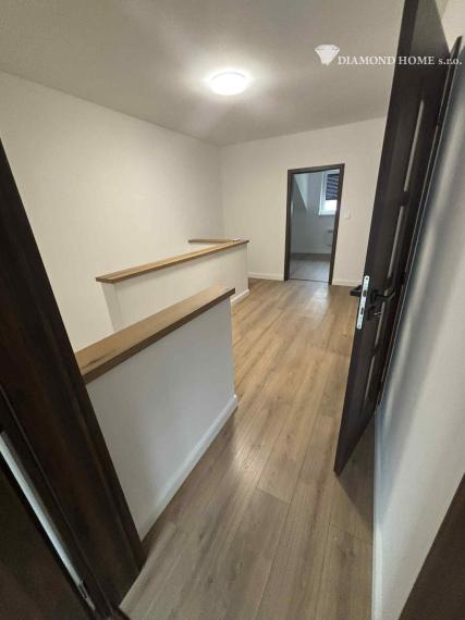 DIAMOND HOME s.r.o. ponúka Vám na predaj krásnu novostavbu trojpodlažného rodinného domu zo záhradkou a parkovacím státím pre 2 autá v centre mesta Kolárovo pre náročných klientov.