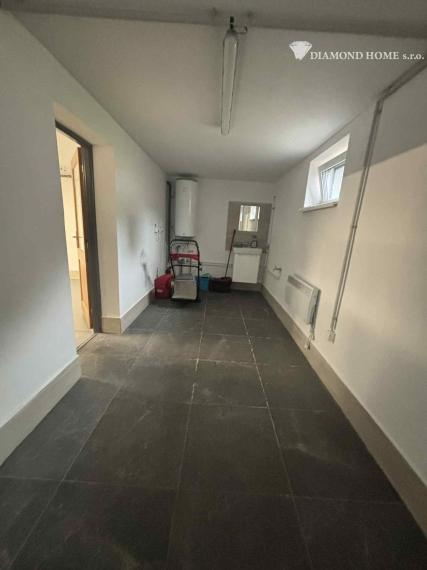 DIAMOND HOME s.r.o. ponúka Vám na predaj krásnu novostavbu trojpodlažného rodinného domu zo záhradkou a parkovacím státím pre 2 autá v centre mesta Kolárovo pre náročných klientov.